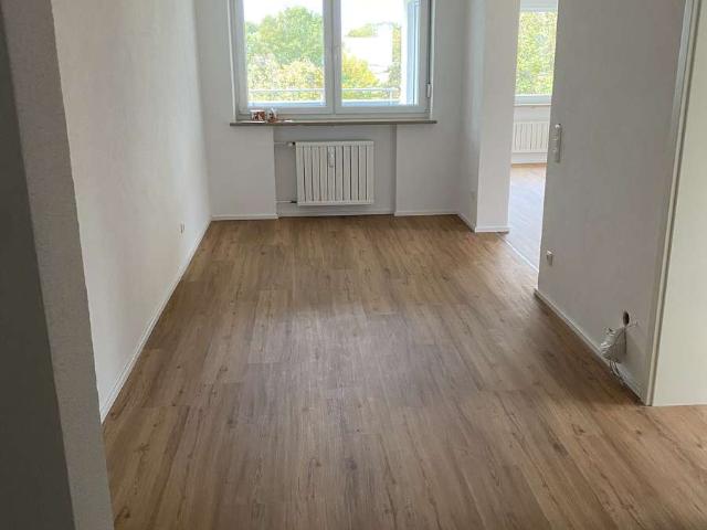 Frisch renovierte, helle 4 Zimmer Dachgeschosswohnung mit zwei Balkonen nahe dem Kuhsee