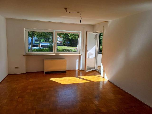 Frisch renovierte, helle, 3,5 Zimmer Wohnung mit Balkon und Einbauküche in ruhiger Lage