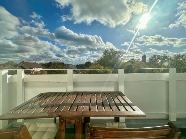 Frisch renovierte, helle Wohnung mit Balkon, Küche, Parkplatz und exzellenter Anbindung, Leverkusen Amsterdam Apartments for Rent