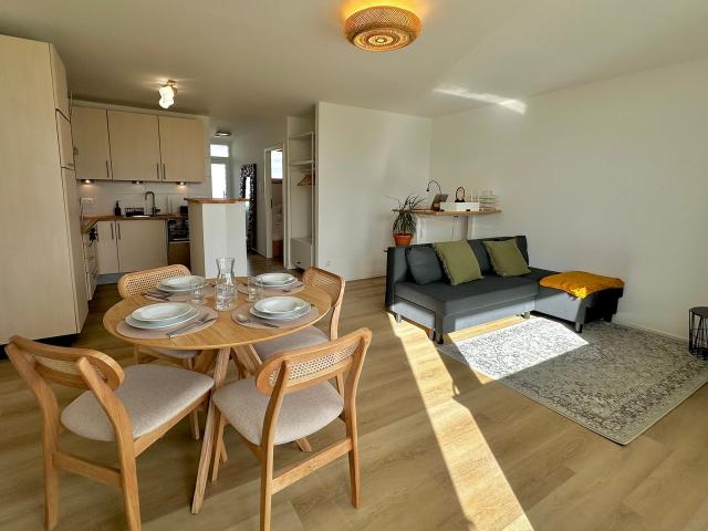 Frisch renovierte, helle Wohnung mit Balkon, Küche, Parkplatz und exzellenter Anbindung, Leverkusen Amsterdam Apartments for Rent