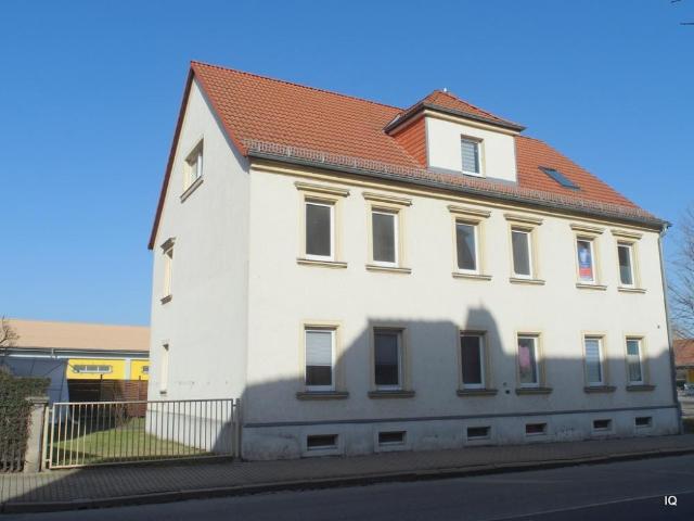 Frisch renovierte 3 Zimmer Wohnung mit Laminatboden und separater Küche