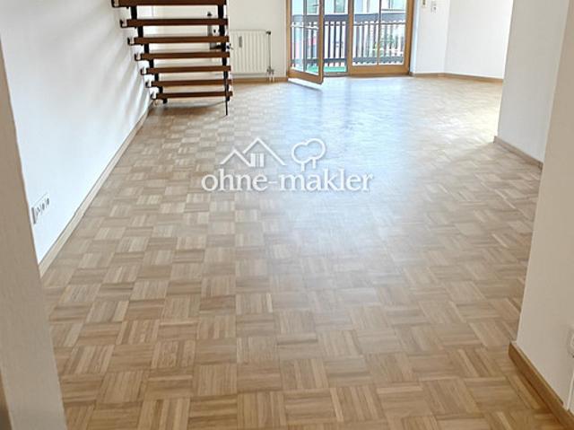 Frisch renovierte lichtdurchflutete 4 Zimmer Maisonette Wohnung mit großem Balkon und TG Stellplatz