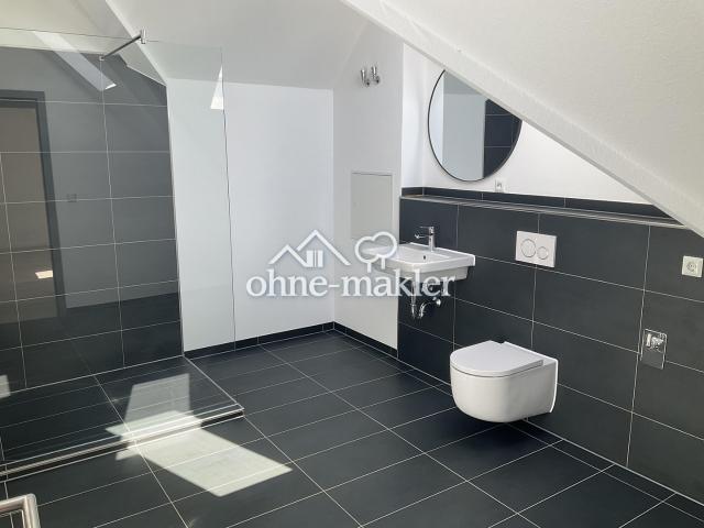 Frisch renovierte Maisonette mit Balkon, Fahrstuhl und Tiefgaragenstellplatz