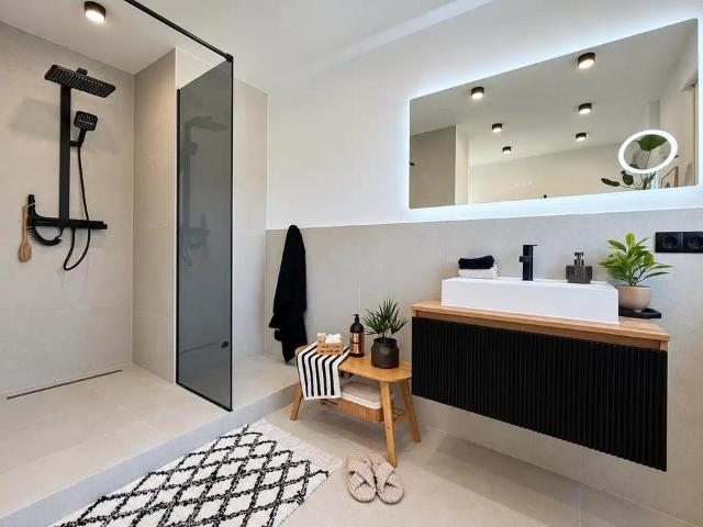 Frisch renovierte, moderne 3,5 Zimmer Wohnung!
