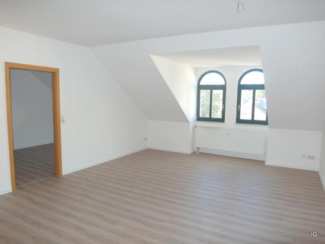 Frisch renovierte, schöne 2 Zimmer Dachwohnung mit großem Balkon, Bad mit Dusche und sep. Essküche