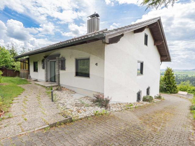 Frisch renoviertes Ein bis Zweifamilienhaus mit Weitblick