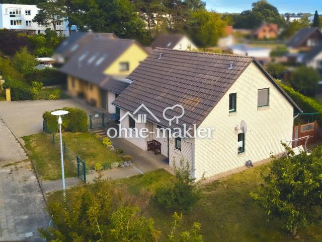 Frisch renoviertes Einfamilienhaus mit Garten, Doppelgarage und Terrasse