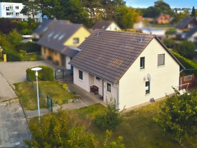 Frisch renoviertes Einfamilienhaus mit Garten, Doppelgarage und Terrasse