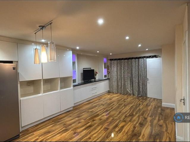 Fryent Grove, London, NW9 4 bed end of terrace house £2,600 pcm £600 pw