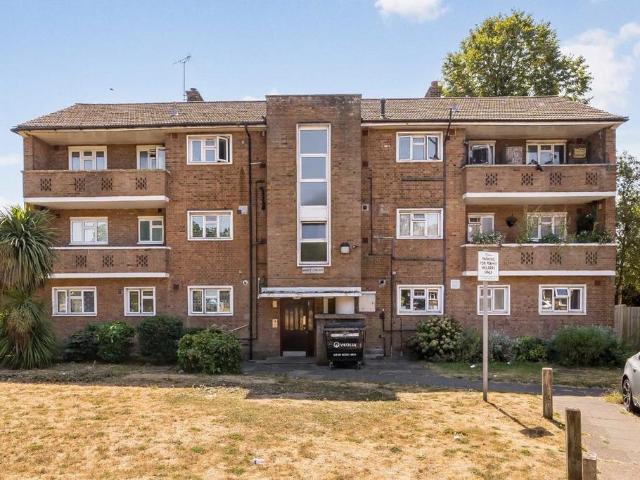 Fryent Way, London NW9 2 bed flat to rent £2,000 pcm £462 pw