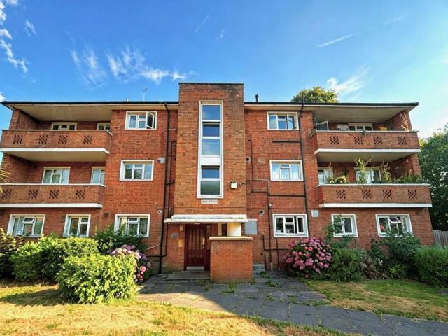 Fryent Way, London NW9 2 bed flat to rent £2,000 pcm £462 pw