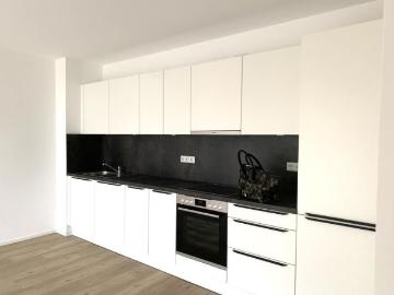 FÜ: Erstbezug! Attraktiv & repräsentativ, 2 Zi Whg 2.OG mit EBK, Balkon, Aufzug + TG Stellplatz