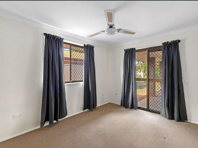FUN & FUNKY THREE BEDROOM HOME CLOSE TO REDLAND BAY VILLAGE