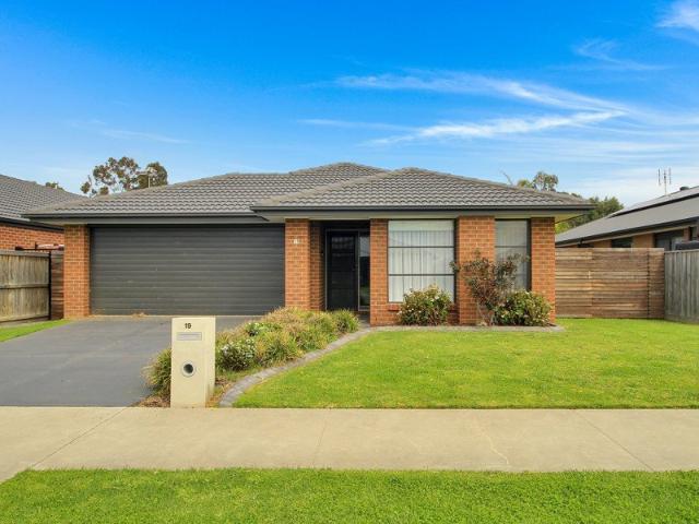 FUNCTIONAL & EFFORTLESS LIVING IN SHANNON WATERS ESTATE