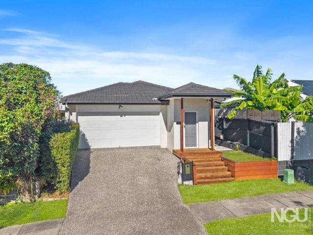 Functional Family Living in the Sought After Stoneleigh Estate Move in ready!