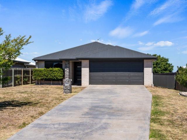 Functional Family Living With a Big Shed on a Great Block!