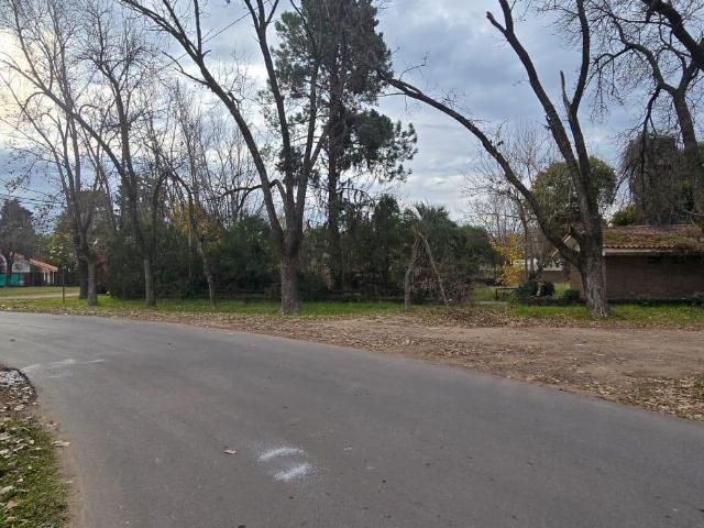 Funes Alquiler Casa a reciclar con gran pileta sobre Lote de 2100 m2 ideal desarrollos comerciales