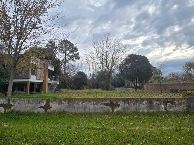 Funes Alquiler Casa a reciclar con gran pileta sobre Lote de 2100 m2 ideal desarrollos comerciales