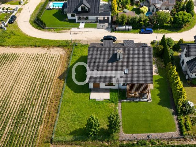 Do sprzedania funkcjonalny bliźniak 140 m² z dużym potencjałem aranżacyjnym