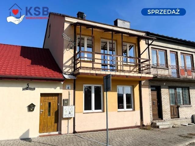 Funkcjonalny dom z dużym tarasem i balkonem