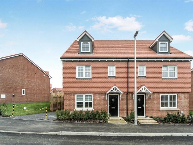 Funnell Drive, Stone Cross, Pevensey. 4 bed house to rent £2,000 pcm £462 pw
