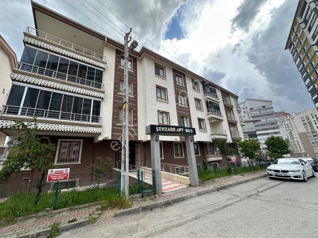 Fuat Çetin'den Estergon Caddesinde Emsalsiz 200 M2 4+1 Kök Tapu