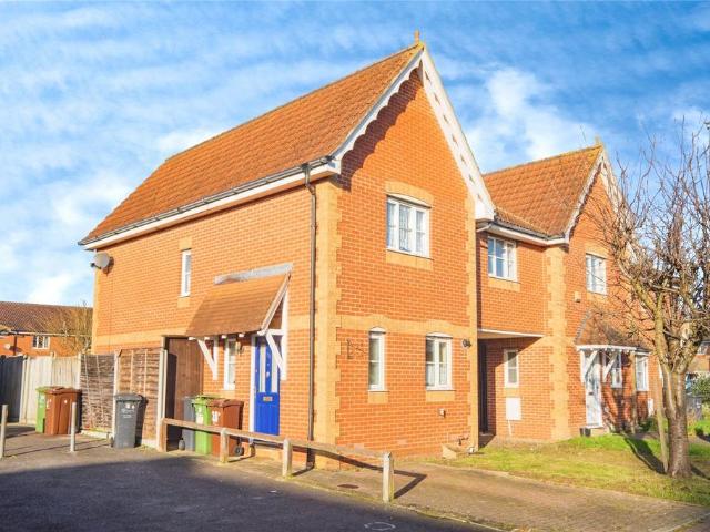 Fuchsia Close, Romford, RM7 3 bed end of terrace house to rent £2,100 pcm £485 pw