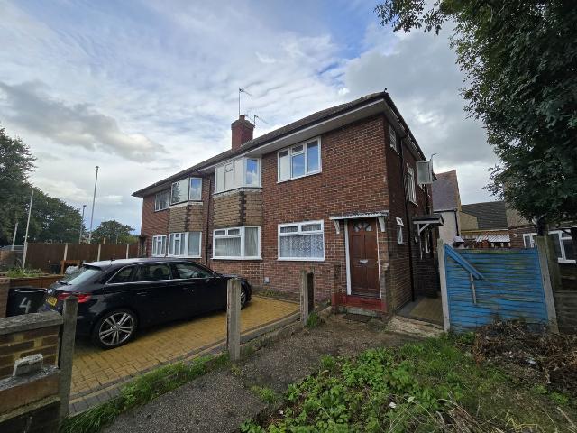 Fulham Close, Uxbridge UB10, 2 bed flat to rent, £1,800 pcm | PrimeLocation