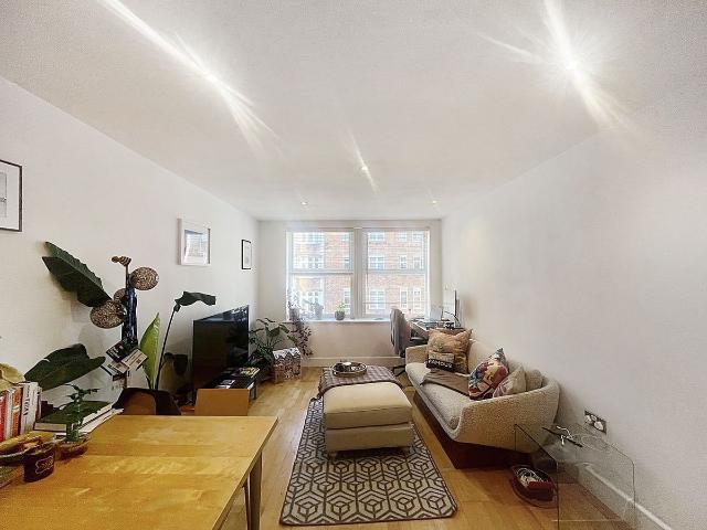 Fulham High Street, London SW6, 2 bed flat to rent, £2,500 pcm | PrimeLocation