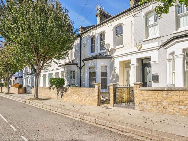 Fulham, London, SW6 3 bed flat to rent £6,747 pcm £1,557 pw