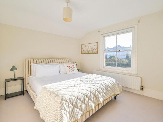 Fulham, Sands End, London, SW6 3 bed house to rent £6,998 pcm £1,615 pw