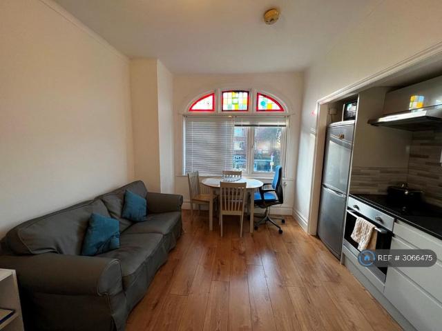 Fulham Palace Road. 2 bed flat to rent £1,895 pcm £437 pw