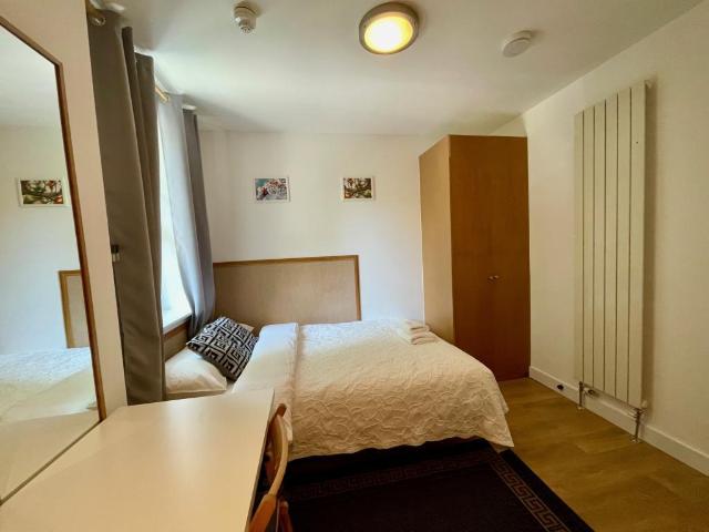 Fulham Palace Road, Fulham, London House to rent £1,733 pcm £400 pw
