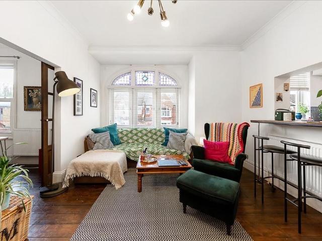 Fulham Palace Road, Fulham, London, SW6 1 bed apartment to rent £2,350 pcm £542 pw