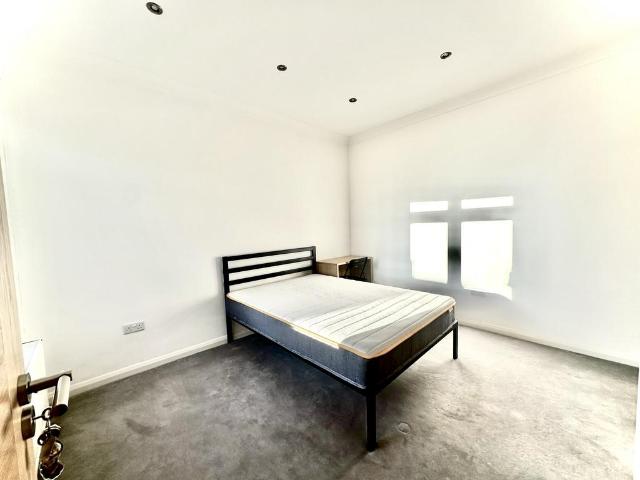 Fulham Palace Road, Fulham/London W6 2 bed flat to rent £2,300 pcm £531 pw