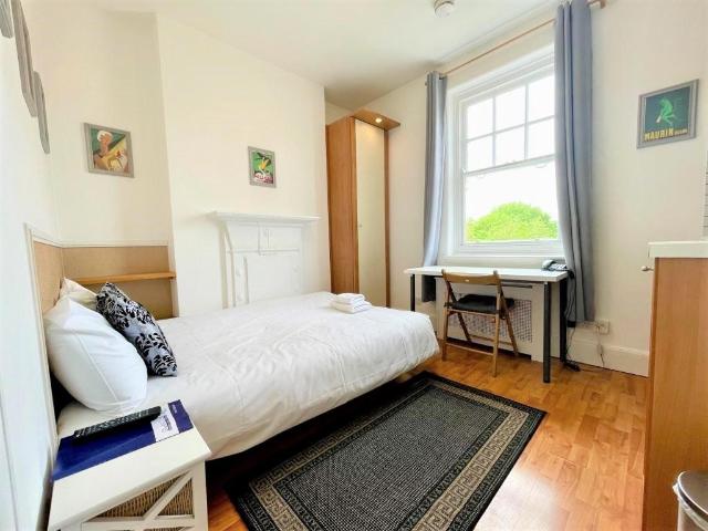 Fulham Palace Road, Hammersmith, London Studio to rent £1,452 pcm £335 pw