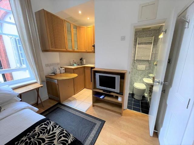Fulham Palace Road, Hammersmith, London Studio to rent £1,625 pcm £375 pw