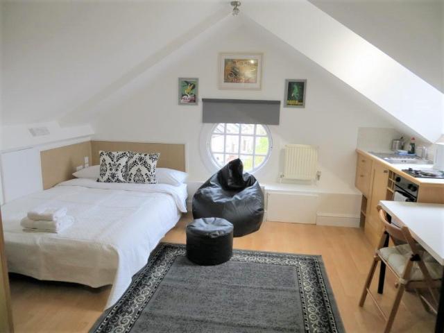 Fulham Palace Road, Hammersmith, London Studio to rent £1,885 pcm £435 pw