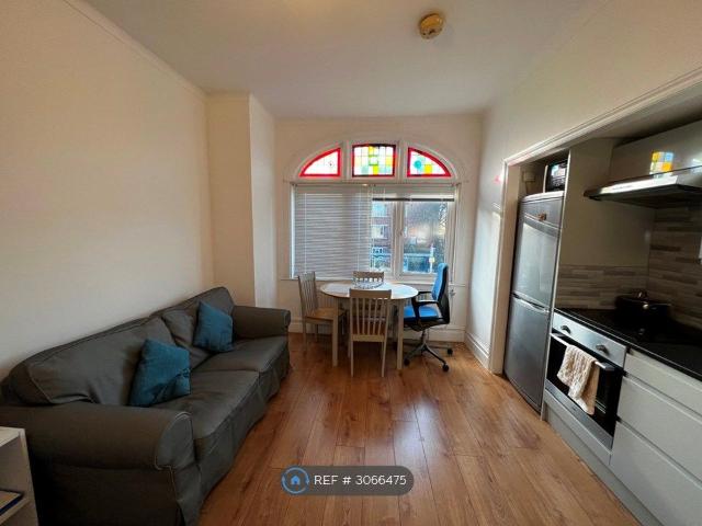 Fulham Palace Road, Hammersmith/Fulham SW6, 2 bed flat to rent, £1,895 pcm | PrimeLocation