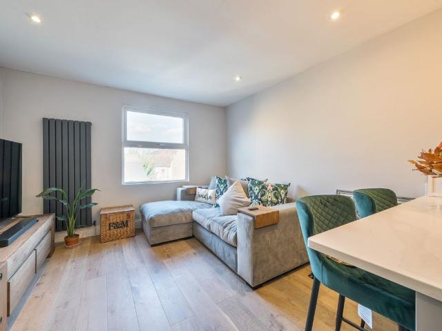 Fulham Palace Road, London SW6, 1 bed flat to rent, £2,650 pcm | PrimeLocation
