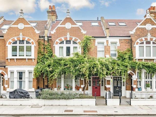 Fulham Palace Road, London SW6 2 bed flat to rent £3,400 pcm £785 pw