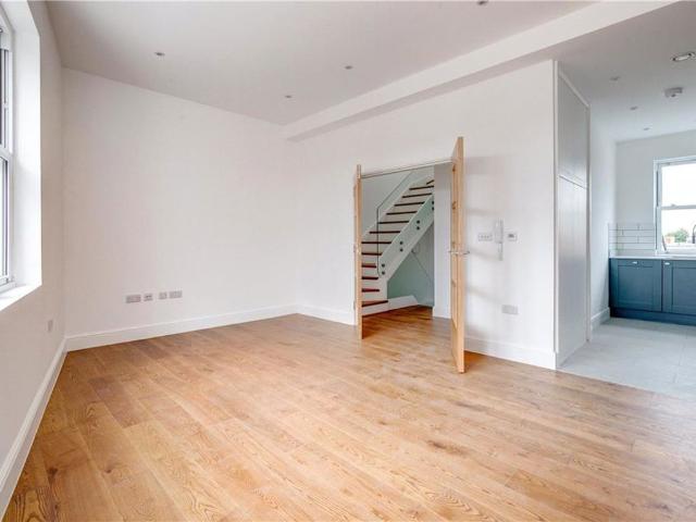 Fulham Palace Road, London SW6, 2 bed flat to rent, £3,000 pcm | PrimeLocation