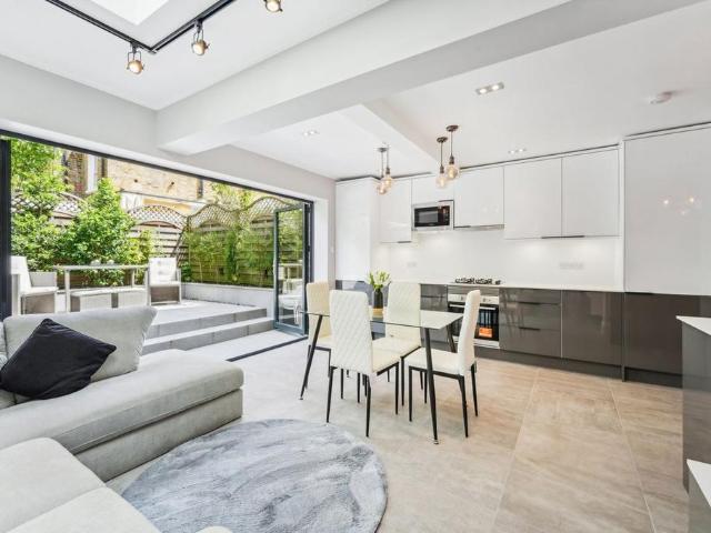 Fulham Palace Road, London SW6 2 bed flat to rent £3,300 pcm £762 pw