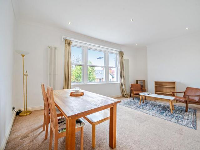 Fulham Palace Road, London, SW6 3 bed flat to rent £4,000 pcm £923 pw