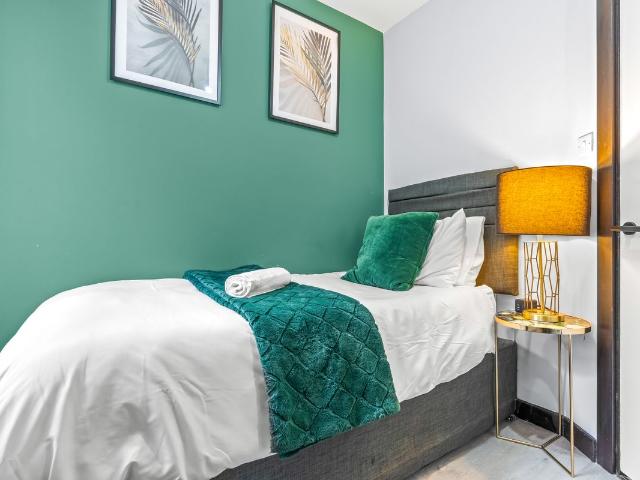 Fulham Palace Road, London SW6, 3 bed flat to rent, £4,300 pcm | PrimeLocation