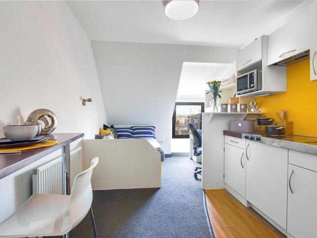 Fulham Palace Road, London W6 Studio to rent £1,625 pcm £375 pw