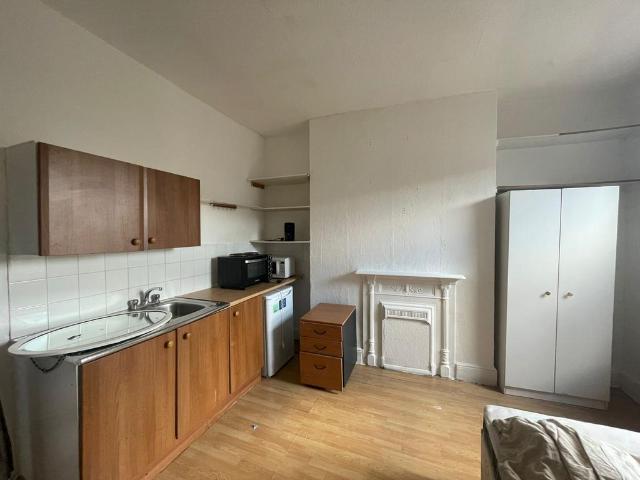 Fulham Palace Road, London, W6 Terraced house to rent £1,075 pcm £248 pw