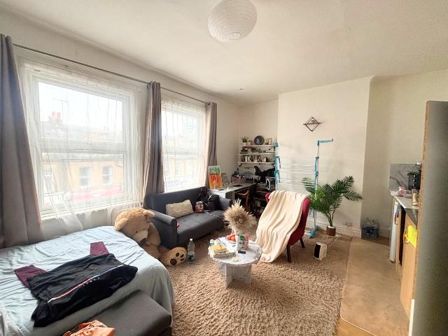 Fulham Palace Road, London W6, Terraced house to rent, £1,100 pcm | PrimeLocation