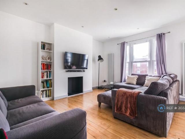 Fulham Palace Road, London, W6 2 bed end of terrace house to rent £2,650 pcm £612 pw