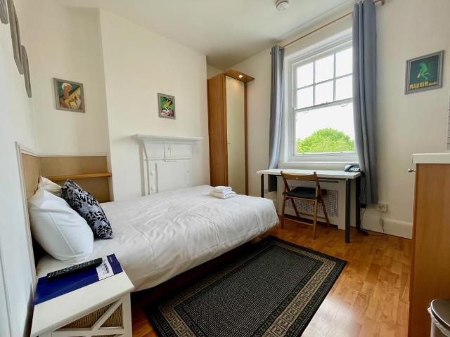 Fulham Palace Road Studio to rent £1,560 pcm £360 pw